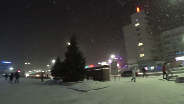 Караганда ночью | от Абсолюта мимо ЦУМа к БЦ Казахстан, только ТД Абзал ярко светится, а всё блёкло смотреть онлайн