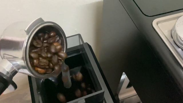 Unpack Lavazza Super Crema, grind and brew Long Black with Delonghi ECP35.31. смотреть онлайн