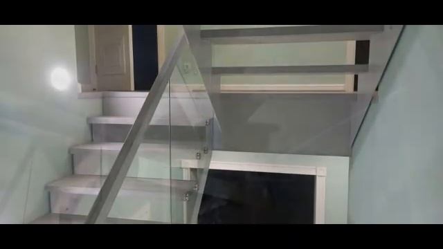 Монтаж деревянной лестницы с перилами из стекла смотреть онлайн