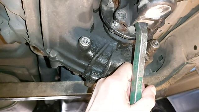 Как снять передний кардан от раздаточной коробки на Toyota Hilux Surf KZN185 1KZ-TE смотреть онлайн