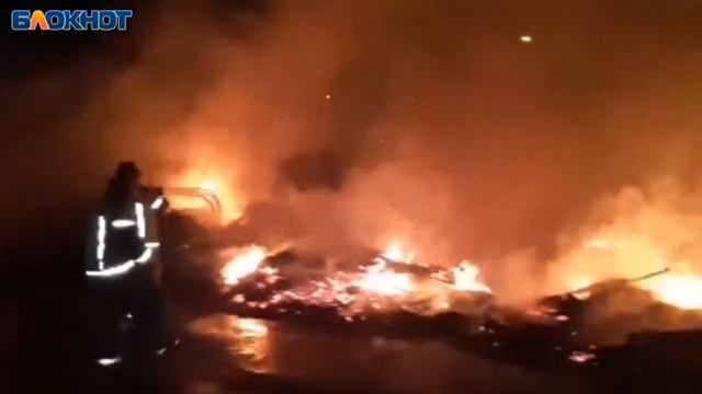 Огромный пожар под звуки салюта разгорелся в Волжском на День города