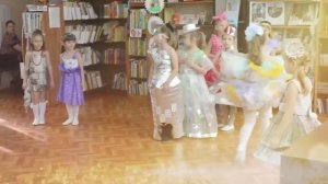 Дефиле костюмов из бросового материала