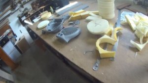 Вырезаю круг из поролона