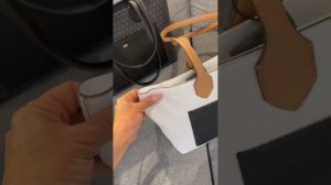 Женская сумка DKNY с фирменным принтом в коричневом цвете: Подробный обзор модной модели