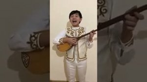 Люблю петь казахские народные песни на домбре