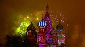 Торжествами, салютами и народными гуляниями по всей стране россияне встретили Новый 2017 год