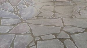 Затирка швов природного камня плитняк.