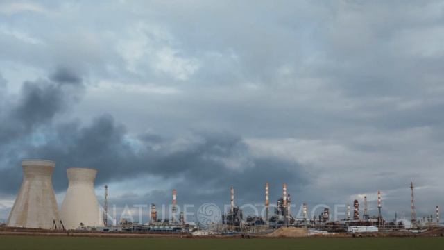 Environmental pollution - huge fire accident in an oil refinery with thick black smoke rising смотреть онлайн