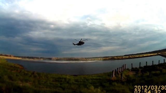 Вертолет набирает воду для тушения пожаров. смотреть онлайн