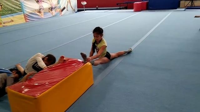Разминка и растяжка акробаток / Warm-up and stretching смотреть онлайн