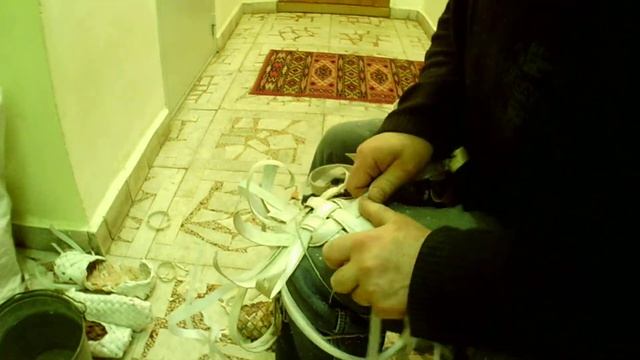 Начинаем заплетать лапти тупоносик береста и лента ПП из 5ти лычек ленту закрываем берестой смотреть онлайн