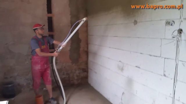 spraying cement on walls using plastering machine from BAPRO one 230V STRONG MAX смотреть онлайн