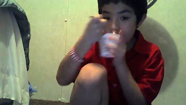 Eatin yogurt! Yummy смотреть онлайн