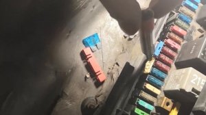 Перегорает предохранитель ауди 80 б3 как найти??