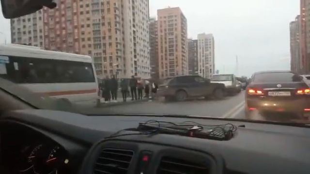 Утро в Москве, очередь на маршрутку на работу... смотреть онлайн