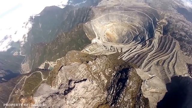 Почему вода не заливает алмазный рудник «Дьявик» посреди озера? Необычные рудники и карьеры планеты смотреть онлайн