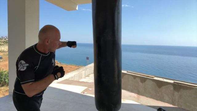 ⏰ #49 МИНУТА ИЦЮАНЬ / YIQUAN.  ОТРАБОТКА УДАРОВ НА МЕШКЕ