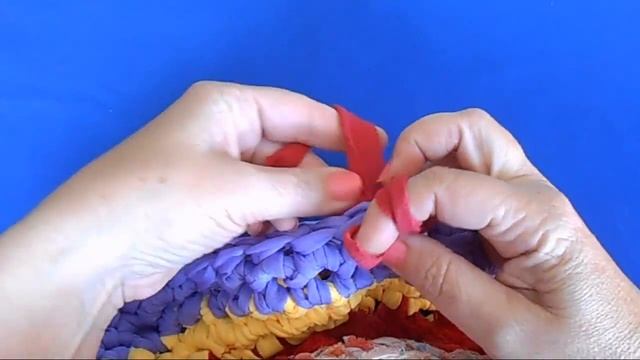 Вязаный коврик из старых вещей - Переход цвета смотреть онлайн
