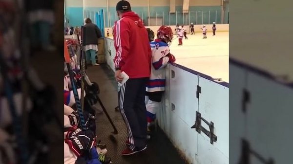 ТРЕНЕР ОРЕТ МАТОМ НА МАЛЕНЬКИХ ДЕТЕЙ. ВЗРОСЛЫМ ЭТО НРАВИТСЯ