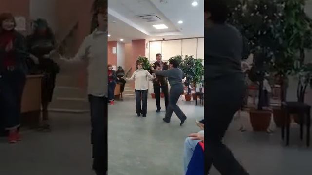 Игорь Шипков на встрече модельеров. Пляшут все.))) смотреть онлайн