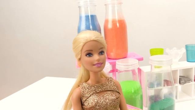 Игры для девочек. Барби и Китти гадают на кинетическом песке смотреть онлайн