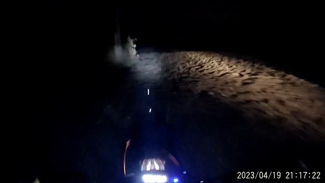 Эндуро по ночному лесу. Потерялись! Грязь и болото. KOVI MAX 300, Kawasaki KLX 250. смотреть онлайн