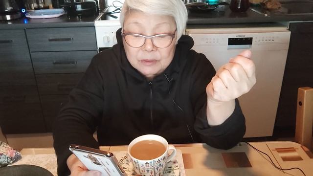 Мукбанг Картофельные драники, вафли с кофе?? смотреть онлайн