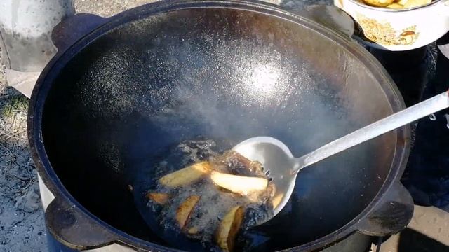 Милана готовит... Свиные ребрышки "Упс!" с картошкой в казане смотреть онлайн