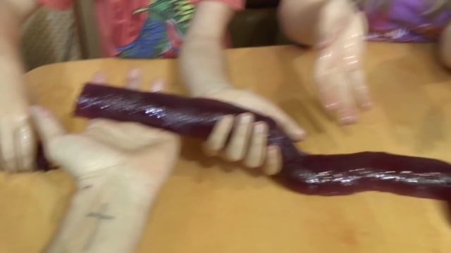 МЕГА ОГРОМНЫЙ ЧЕРВЯК ИЗ ЖЕЛЕ СОЖРАЛ МОЗГИ ДЕТЕЙ ЧЕЛЕНДЖ ? CHALLENGE WORLD'S LARGEST GUMMY WORM смотреть онлайн