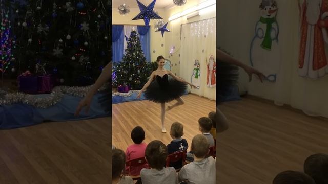 Танец маленьких лебедей (Один чёрный лебедёнок)Ульяна Шалимова смотреть онлайн