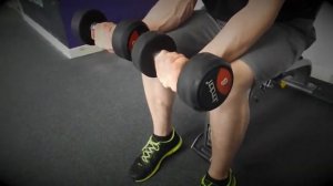 Сгибание рук в запястьях с гантелями