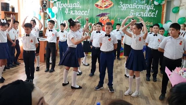 Кружится, кружится вальс... Очень красивый выпускной танец 4 класса на 25 мая. Последний звонок... смотреть онлайн