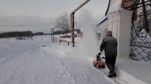 Электрический снегоуборщик Daewoo Dast 2600E. Уборка снега у Храма