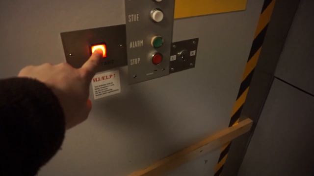 Original 1975 Siemens (DEVE) holeless hydraulic elevator @ Lille Voldgade 9, Randers, Denmark смотреть онлайн