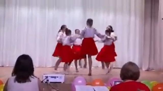 Алиса танцует Молдавский танец. смотреть онлайн