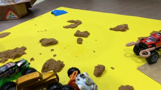 Monster Jam Monster Dirt Kinetic Sand - MoNSTER MAYHEM with our MEGA Monster Truck Collection смотреть онлайн