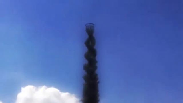 Необычный красивый и мощный салют (фейерверк) смотреть онлайн
