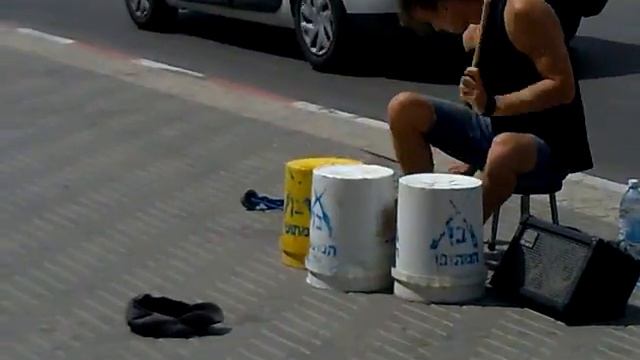 Уличный барабанщик на ведрах ! смотреть онлайн
