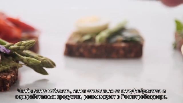 В мясе, яйцах и томатном соке: Что такое скрытая соль и в каких продуктах ее найти