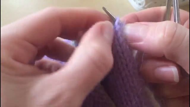 ШАПКА БИНИ ИЗ ПУХА НОРКИ С АЖУРНЫМ ПОДВОРОТОМ. KNITTED HAT смотреть онлайн