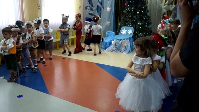 Новогодняя песня "Зимние забавы" - "В белых мягких валенках снег идёт по улице" смотреть онлайн