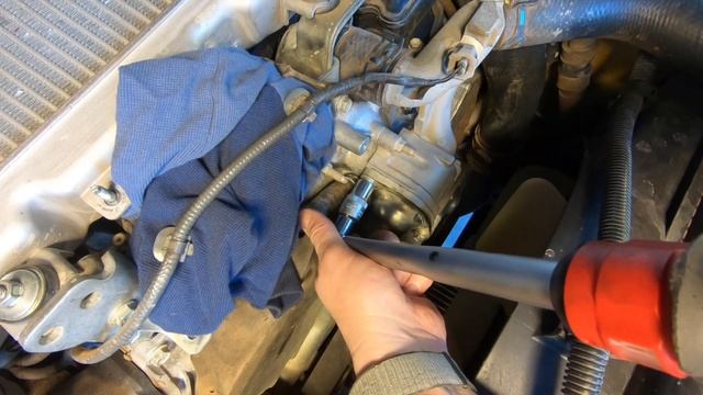 LandCruiser 200 How To: Replace thermostat and coolant смотреть онлайн