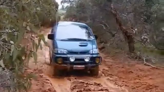 Mitsubishi Delica - минивэн внедорожник смотреть онлайн