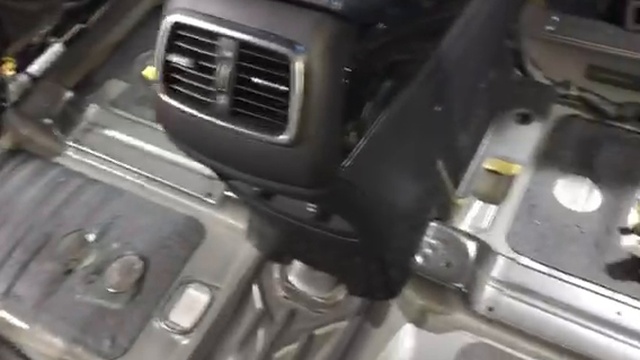 Разобранный салон автомобиля Kia Sorento покажет вам все свои шумоизоляционные тайны! смотреть онлайн