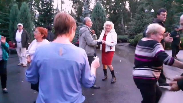 ГАДАЙ, ГАДАЙ ЦЫГАНКА! ТАНЦЫ В ПАРКЕ ГОРЬКОГО ХАРЬКОВ ПРИЯТНЫЕ ВОСПОМИНАНИЯ смотреть онлайн