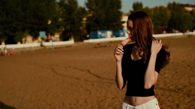 8686 | Клип, девушка на пляже