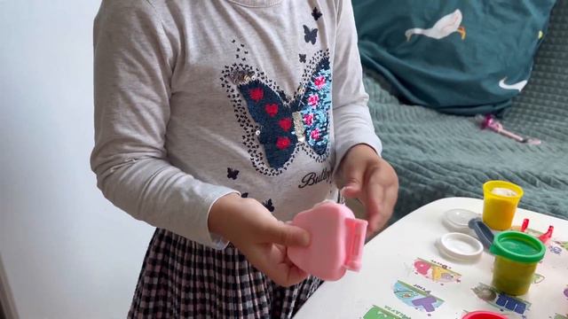 Лиза с Деей проверяют рептилий хамелеонов как они меняют цвет, игра в стоматолога смотреть онлайн