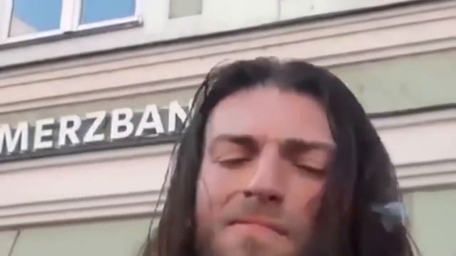 Парень играет на гитаре на улице смотреть онлайн