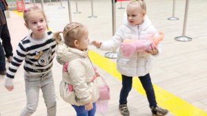 ВЛОГ Летим в Дубай Алина и Алиса Мими Лисса играют в аэропорту Новая игрушка Chi Chi Love