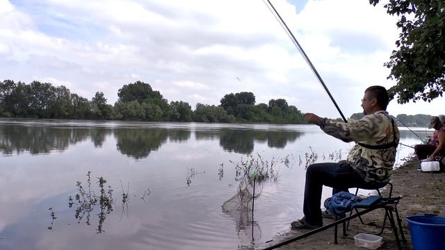 Рыбалка на МАХОВУЮ УДОЧКУ на ТЕЧЕНИИ. Ловля в проводку на поплавочную удочку в реке КУБАНЬ. смотреть онлайн